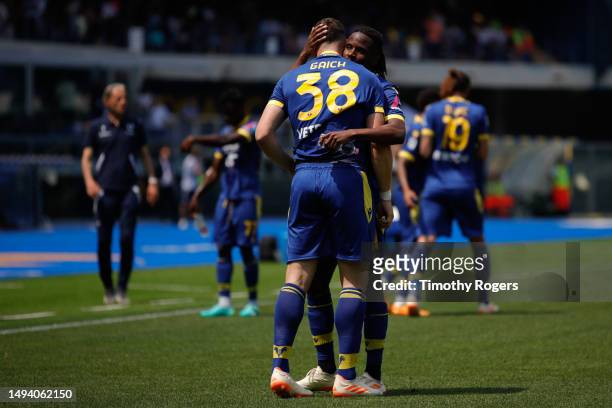 Adolfo Gaich of Verona is embraced by Adrien Tameze after scoring during the Serie A match between Hellas Verona and Empoli FC at Stadio Marcantonio...