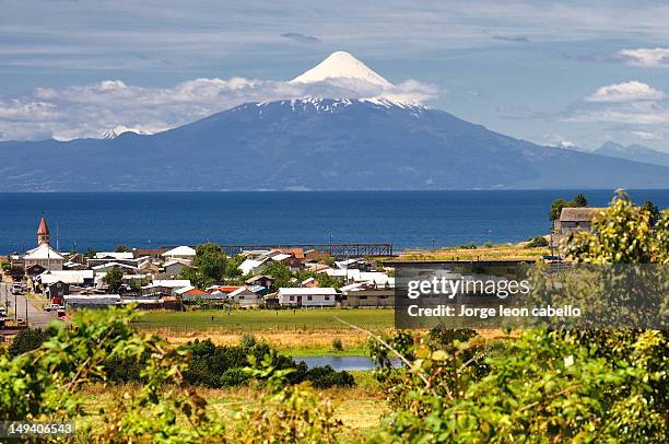 living  front  of volcano - llanquihue (chile) - no película chilena de 2012 fotografías e imágenes de stock