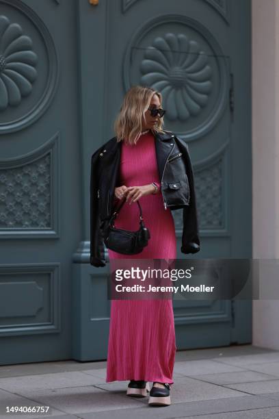 Karin Teigl wearing AGL plateau black wood sandals, The Frankie Shop cropped black leather jacket, Miu Miu black leather Pocket bag, Jacquemus pink...