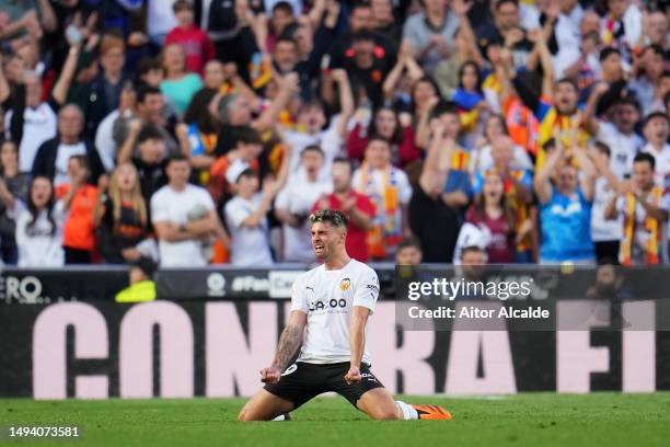 Hugo Duro of Valencia CF celebrates the team's victory during the LaLiga Santander match between Valencia CF and RCD Espanyol at Estadio Mestalla on...