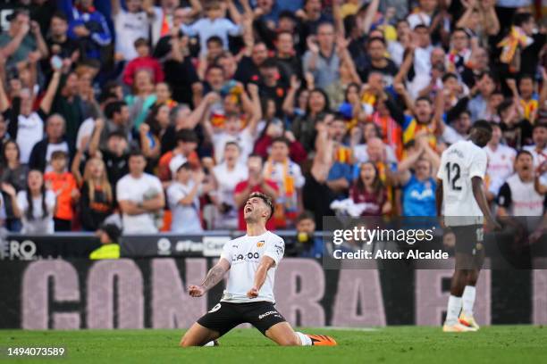 Hugo Duro of Valencia CF celebrates the team's victory during the LaLiga Santander match between Valencia CF and RCD Espanyol at Estadio Mestalla on...