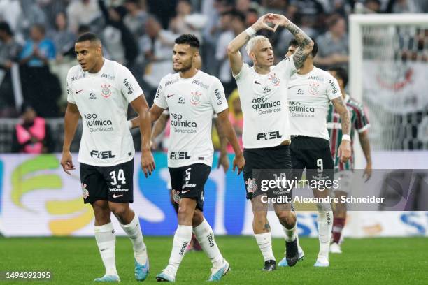 Roger Guedes of Corinthians celebrates with teammates after scoring the team's first goal during a match between Corinthians and Fluminense as part...