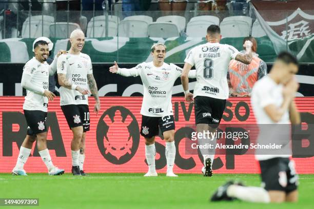 Roger Guedes of Corinthians celebrates with teammates after scoring the team's second goal during a match between Corinthians and Fluminense as part...