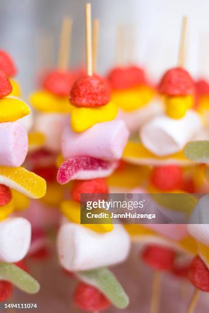 francia: caramelle colorate su un bastoncino - chewy foto e immagini stock