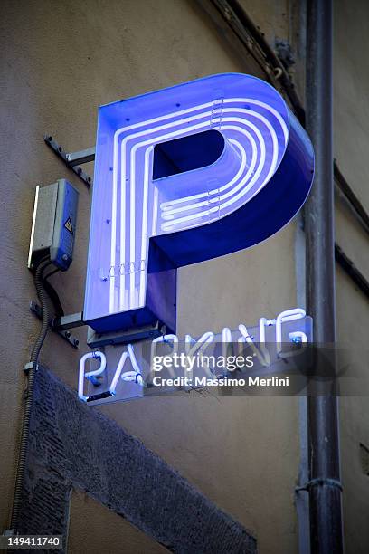parking sign - parking sign stock pictures, royalty-free photos & images