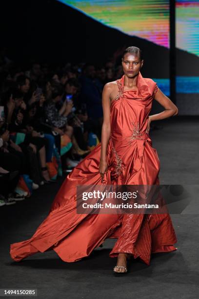 Model Carmelita walks the runway at Lino Villaventura fashion show during Sao Paulo Fashion Week N55 SPFW Fall/Winter 2024 at Komplexo Tempo on May...