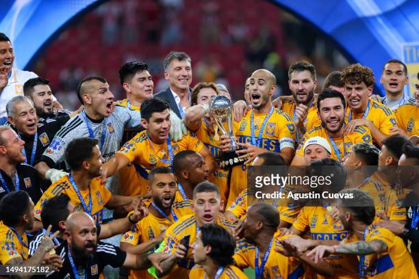 Guido Pizarro of Tigres lifts the trophy with teammates after the victory in the final second leg match between Chivas and Tigres UANL as part of the...
