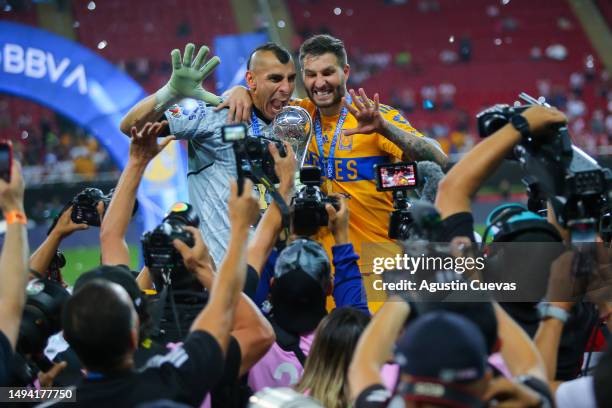 Nahuel Guzmán of Tigres celebrates the championship with Andre-Pierre Gignac of Tigres after the final second leg match between Chivas and Tigres...