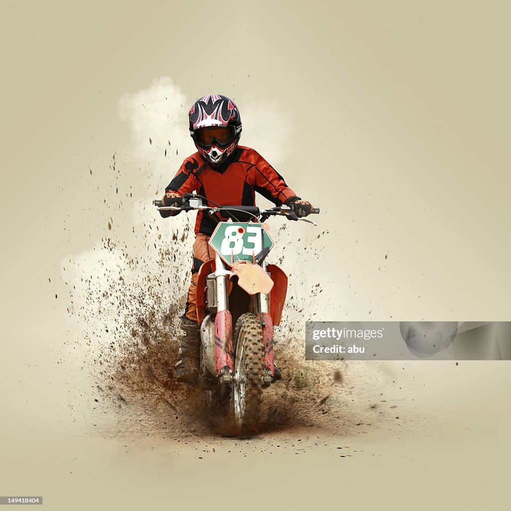Giovane uomo con la sua moto