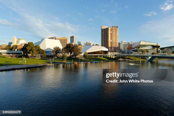 adelaide city on the banks of the river torrens. adelaide. south australia. - adelaide australia stock-fotos und bilder