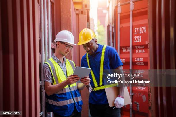 foreman engineer control loading containers box from cargo freight ship for import export,logistic,transportation. - computer loading stock pictures, royalty-free photos & images