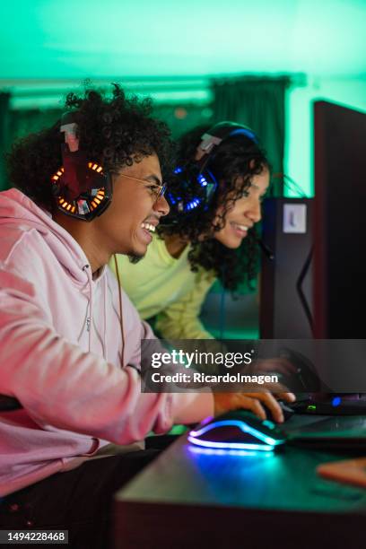 52,981 Playing Game On Computer Stock Photos, High-Res Pictures, and ...