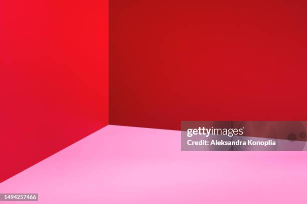 minimal empty red pink 3d room background. modern studio showcase with copy space. trendy place to advertise your products. luxury stage concept for cosmetic, beauty, fashion, product mock-up design template presentation - zweifarbig farbe stock-fotos und bilder