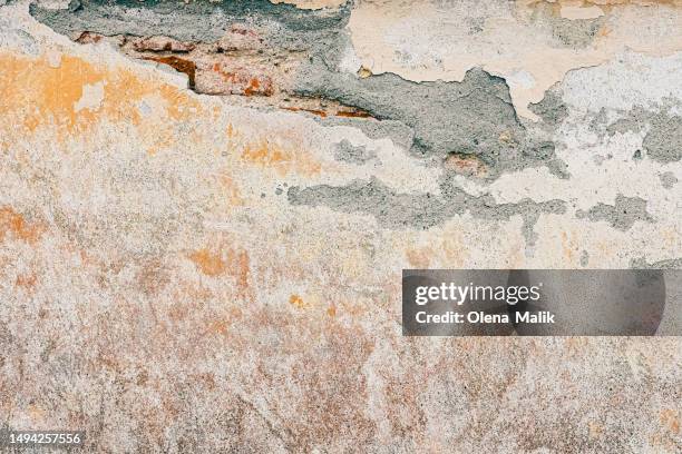 orange and grey damaged wall texture. grunge background - steinwand stock-fotos und bilder