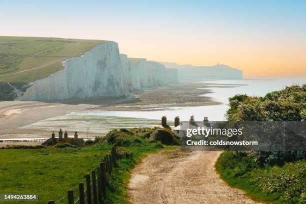 acantilados de seven sisters en cuckmere haven en la costa sur de inglaterra - seven sisters acantilado fotografías e imágenes de stock