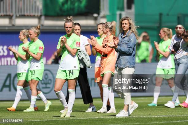 Players of VfL Wolfsburg show appreciation to the fans after during the FLYERALARM Frauen-Bundesliga match between VfL Wolfsburg and Sport-Club...