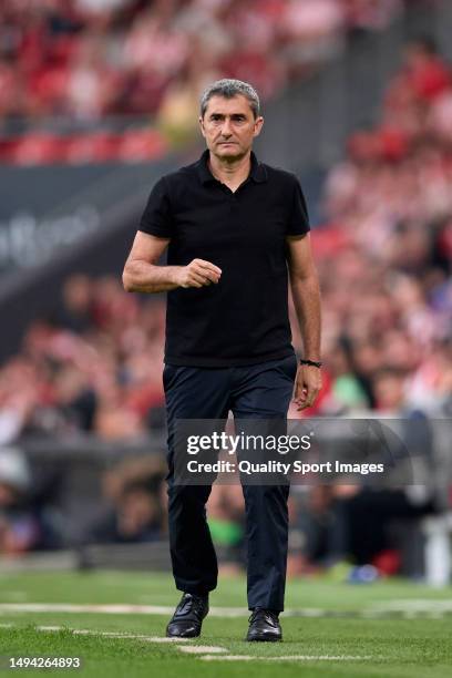 Head coach Ernesto Valverde of Athletic Club looks on during the LaLiga Santander match between Athletic Club and Elche CF at San Mames Stadium on...