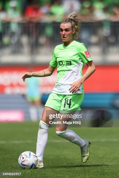 Jill Roord of VfL Wolfsburg controls the ball during the FLYERALARM Frauen-Bundesliga match between VfL Wolfsburg and Sport-Club Freiburg at...