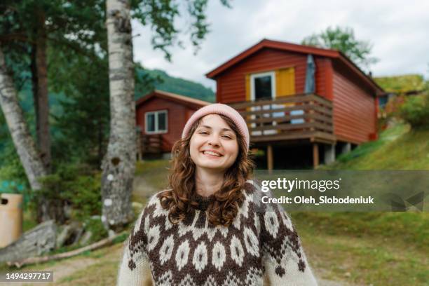 frau im strickpullover in norwegischer landschaft - skandinavischer abstammung stock-fotos und bilder