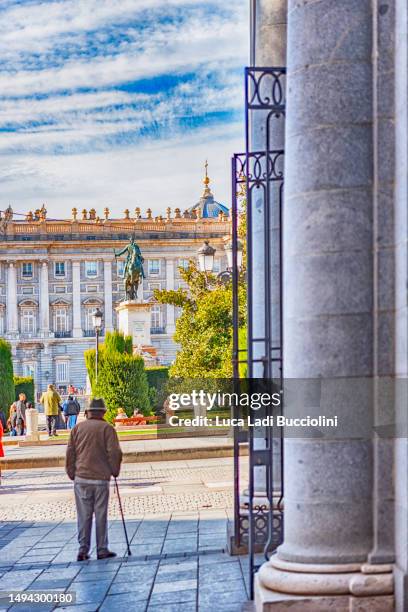 old man in front of the royal palace of madrid - koninklijk paleis van madrid stockfoto's en -beelden