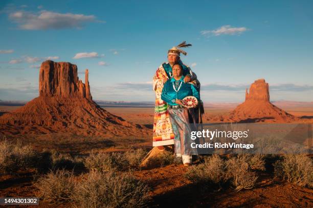 navajo couple in monument valley - navajo etniciteit stockfoto's en -beelden