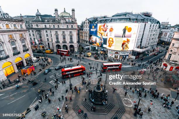 aerial wide angle view of piccadilly circus with red double-decker buses and multiple ads - picadilly imagens e fotografias de stock