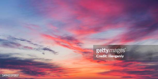 nubes en el cielo. puesta del sol. tiempo. - purple sky fotografías e imágenes de stock