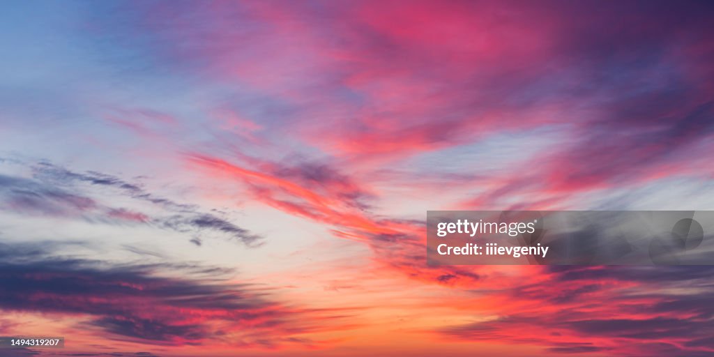 Des nuages dans le ciel. Coucher de soleil. Temps.