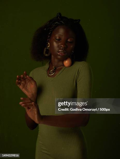 young woman with curly hair,nigeria - editorial - fotografias e filmes do acervo