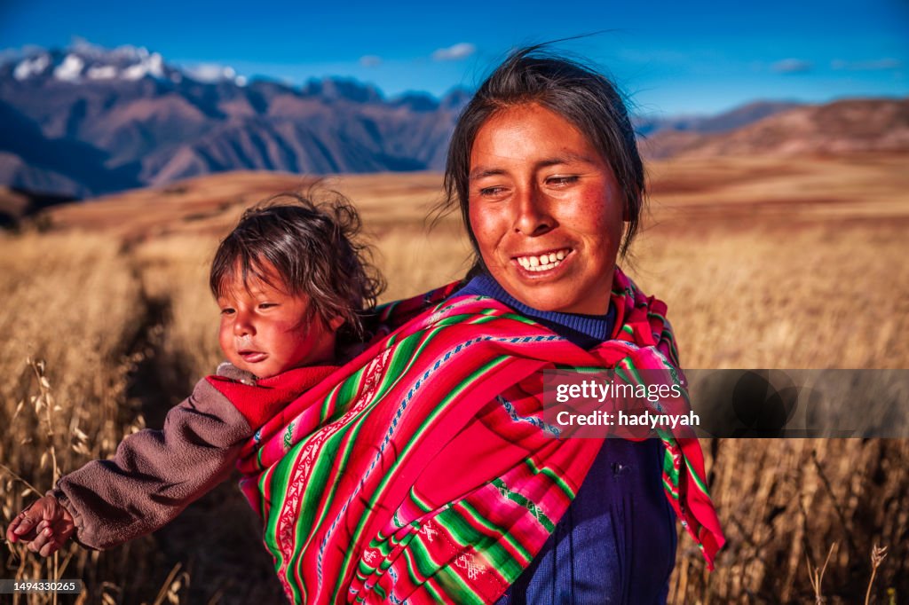 Femme péruvienne portant son bébé sur le dos près de Cuzco