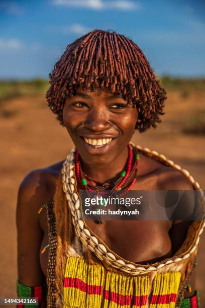 porträt einer jungen frau aus dem hamer-stamm, äthiopien, afrika - hamer stock-fotos und bilder