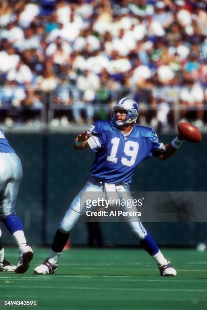 Quarterback Scott Mitchell of the Detroit Lions passes the ball in the game between the Detroit Lions vs the Philadelphia Eagles at Veterans Stadium...