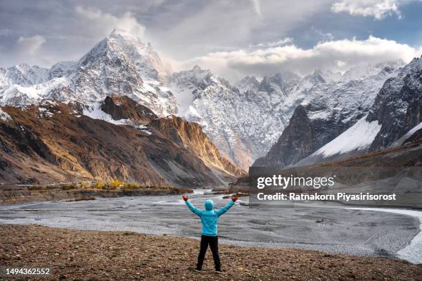 autumn landscape of passu valley with hunza river and karakoram range mountain, gilgit-baltistan, north pakistan. - hunza valley stock-fotos und bilder