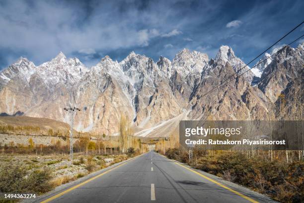 autumn landscape of passu valley with hunza river and karakoram range mountain, gilgit-baltistan, north pakistan. - hunza valley stock-fotos und bilder