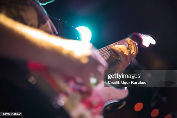 musiker, die auf der bühne gitarre spielen - space rocket stock-fotos und bilder