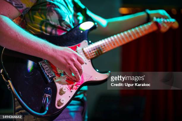 musicians tuning the guitar on stage - jam session stock pictures, royalty-free photos & images