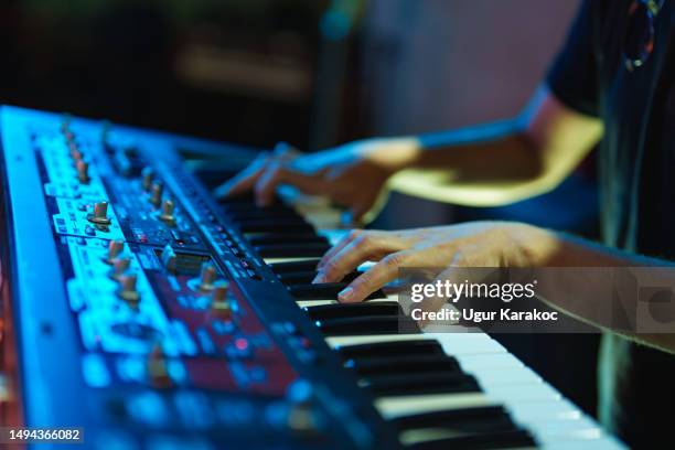 músico tocando el teclado en el escenario - keyboard player fotografías e imágenes de stock