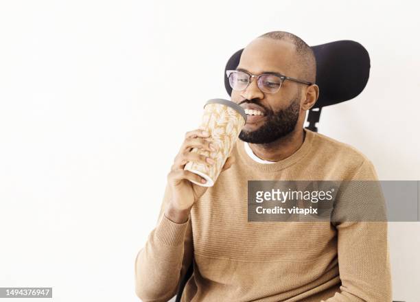 homem afro-americano em uma cadeira de rodas - sia - fotografias e filmes do acervo