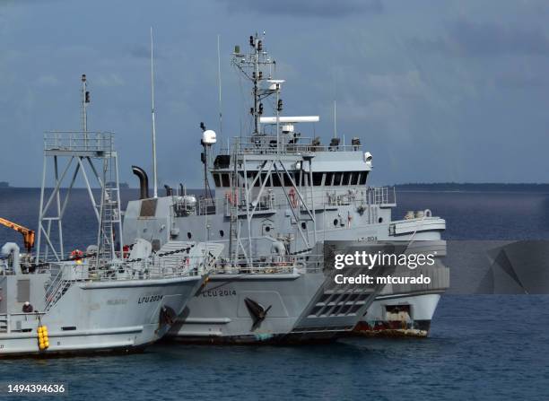 tugboat and landing craft, majuro, marshall islands - landstigningsbåt bildbanksfoton och bilder