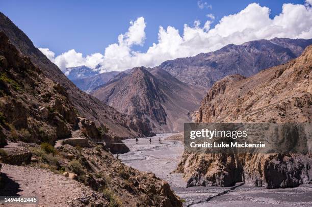 bridge crossing, annapurna circuit - annapurna circuit photos et images de collection