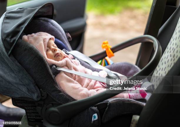 el recién nacido en el asiento del automóvil. - sleeping in car fotografías e imágenes de stock