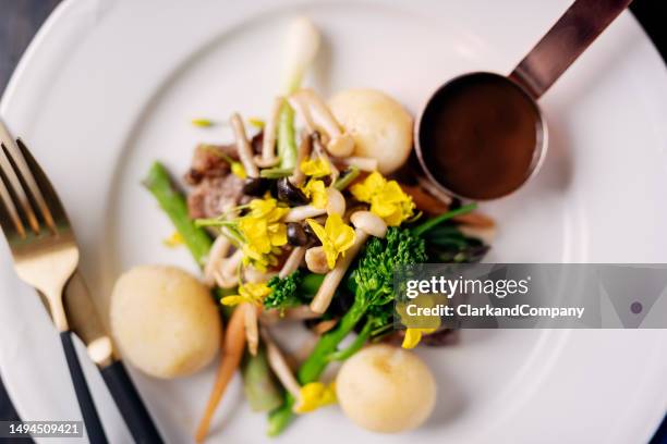 kalbfleisch serviert mit frischem gemüse der saison. - enoki mushroom stock-fotos und bilder
