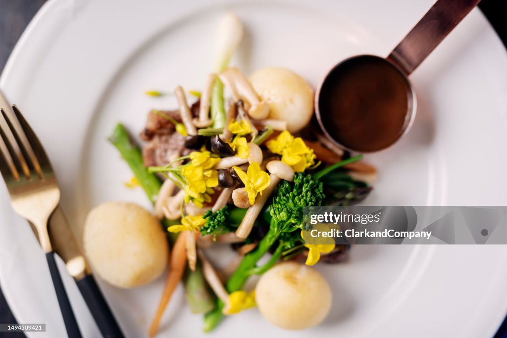 Veau servi avec des légumes frais de saison.