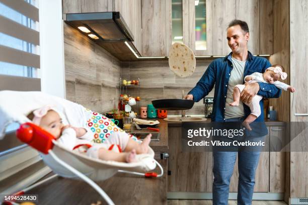 junge glückliche familie, die pfannkuchen in der küche macht - pancake toss stock-fotos und bilder