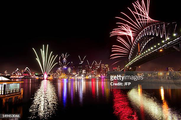 sydney new year fireworks - sydney new years eve stock-fotos und bilder