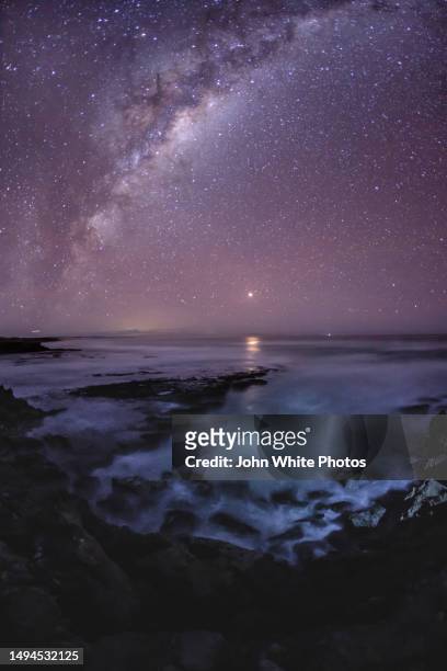 planet mars rising in the east, the milky way overhead and the night sky over the southern ocean. eyre peninsula. south australia. - australia v oman stock pictures, royalty-free photos & images