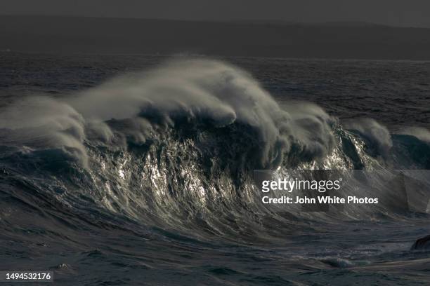 massive dark wave breaking. extreme weather conditions during a storm. south coast of australia. great australian bight. south australia. - biggest stockfoto's en -beelden