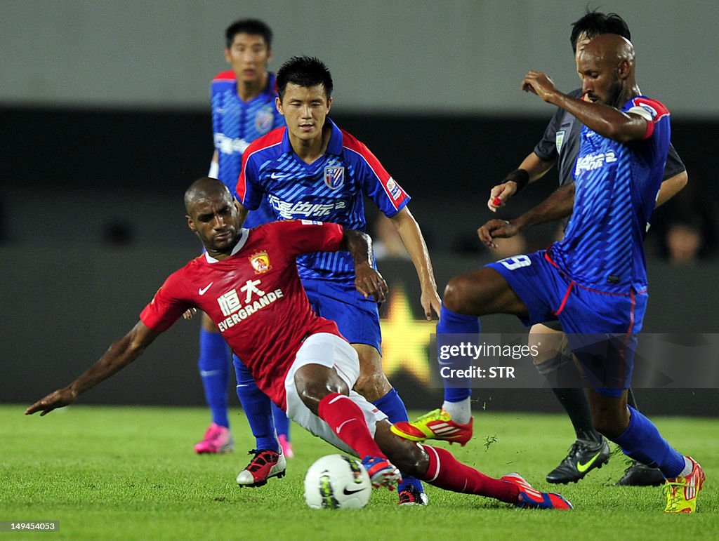 Nicolas Anelka (R) of Shanghai Shenhua f