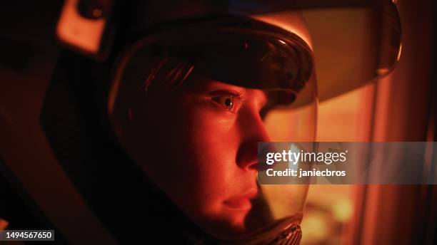 viaje inestable del rover mars sobre la superficie del planeta rojo marte. astronauta de primer plano mirando por la ventana para ver un paisaje árido - cosmonauta fotografías e imágenes de stock