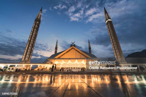 shah faisal mosque at sunset. shah faisal mosque is the largest mosque in pakistan, located in the national capital city of islamabad - pakistan monument fotografías e imágenes de stock